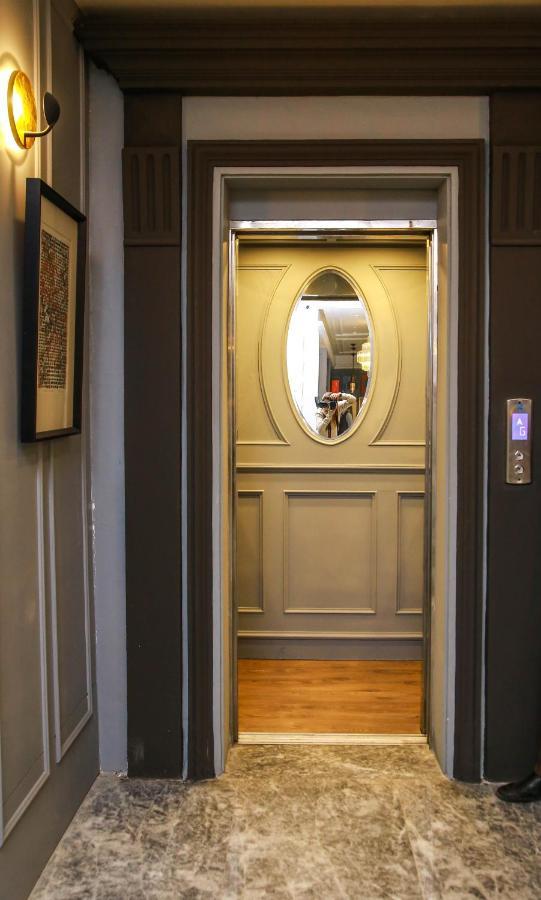 Ambiance Boutique Art Hotel ラホール エクステリア 写真 A mirror in a lift