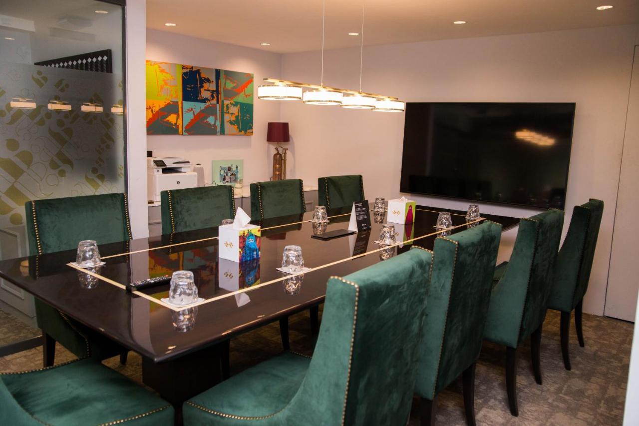 Ambiance Boutique Art Hotel ラホール エクステリア 写真 The boardroom at the 2018 edition of the World Economic Forum on the Middle East, Africa and Eurasia
