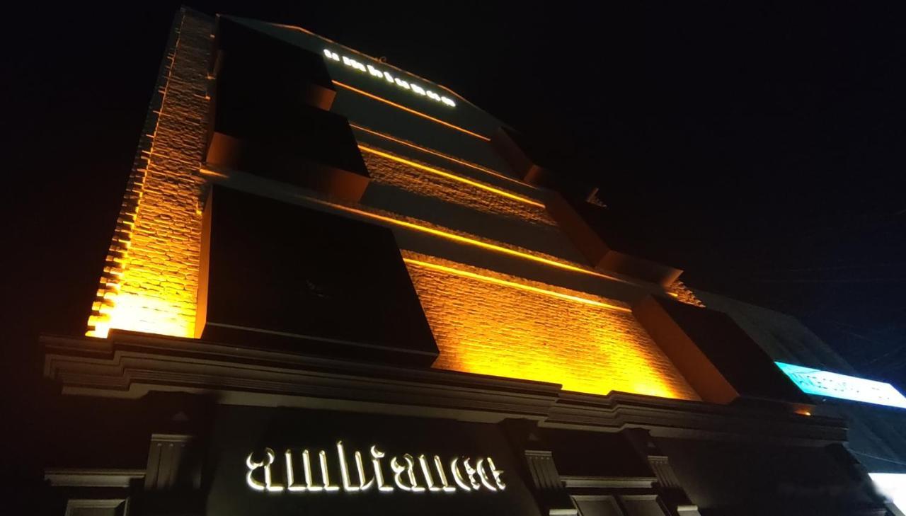 Ambiance Boutique Art Hotel ラホール エクステリア 写真 The building at night