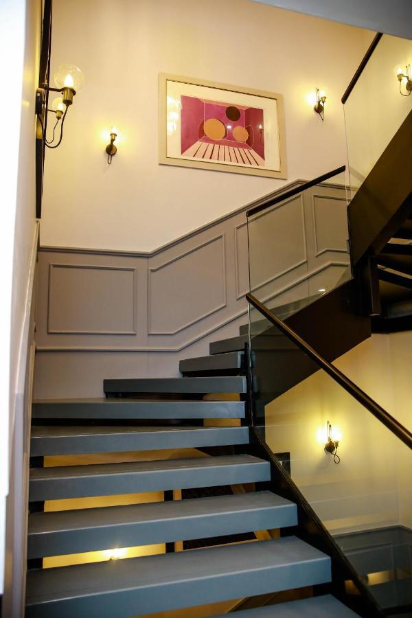Ambiance Boutique Art Hotel ラホール エクステリア 写真 A wainscoting on a staircase