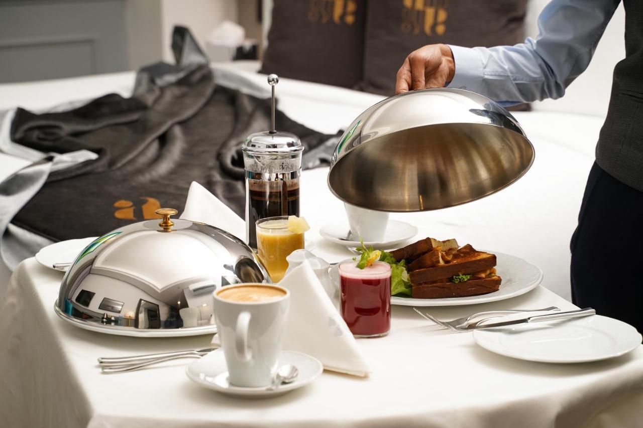 Ambiance Boutique Art Hotel ラホール エクステリア 写真 A waiter serving breakfast
