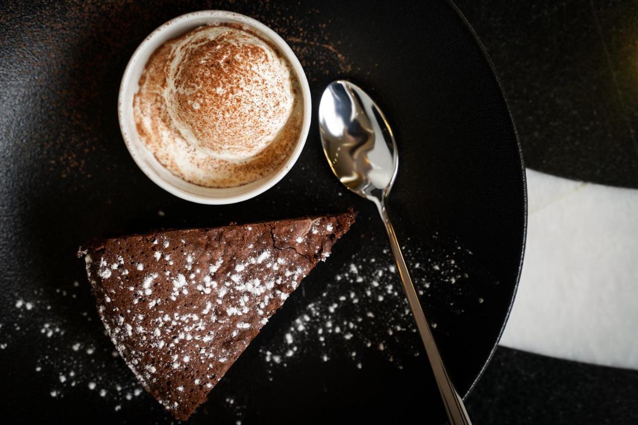 Ambiance Boutique Art Hotel ラホール エクステリア 写真 A chocolate cake with a cup of coffee