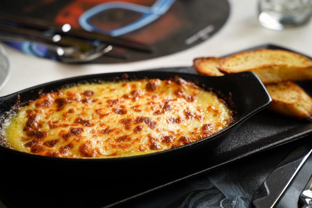 Ambiance Boutique Art Hotel ラホール エクステリア 写真 A cheese fondue