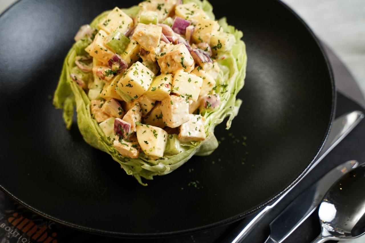 Ambiance Boutique Art Hotel ラホール エクステリア 写真 A salad with chicken