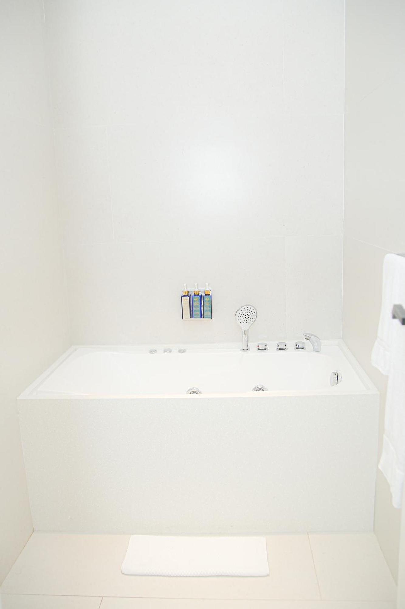 Ambiance Boutique Art Hotel ラホール 部屋 写真 A shower tray