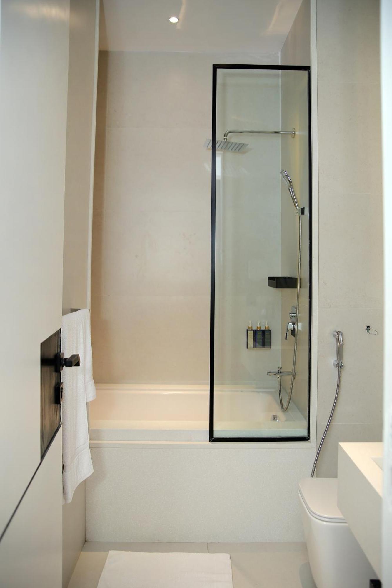 Ambiance Boutique Art Hotel ラホール エクステリア 写真 A shower with a sliding door
