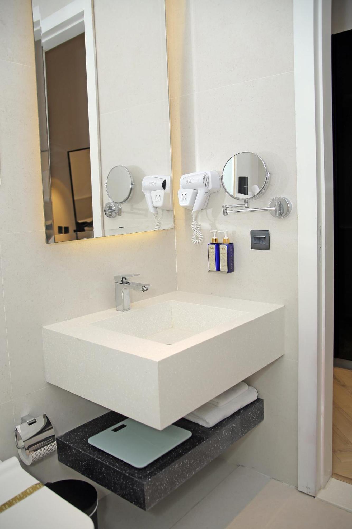 Ambiance Boutique Art Hotel ラホール 部屋 写真 A wall mounted hair dryer in a hotel bathroom
