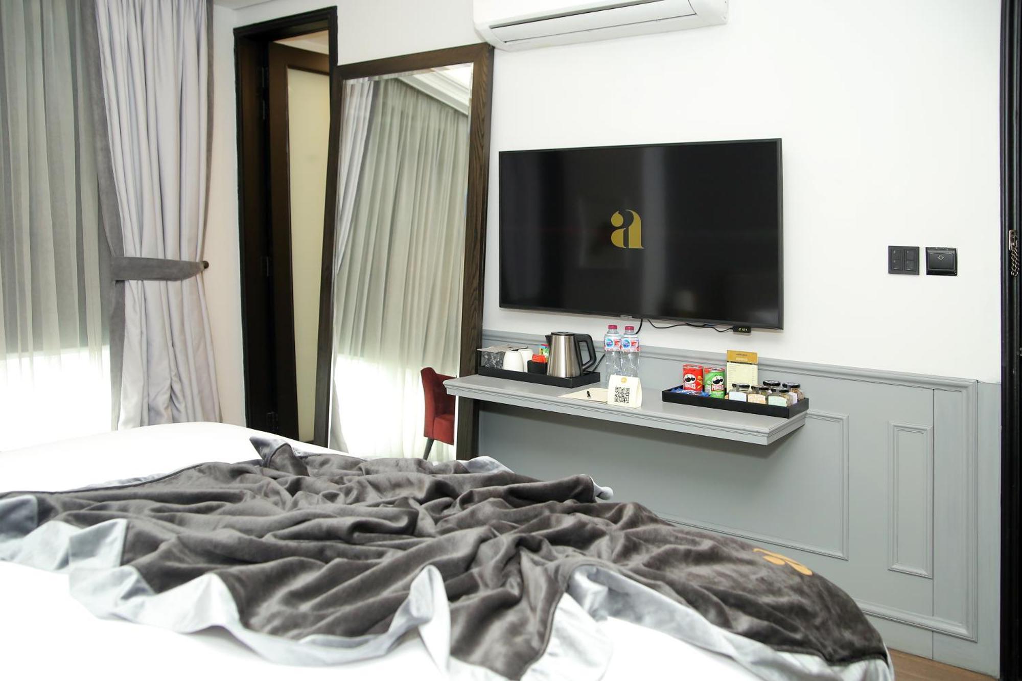 Ambiance Boutique Art Hotel ラホール 部屋 写真 A television in a hotel room