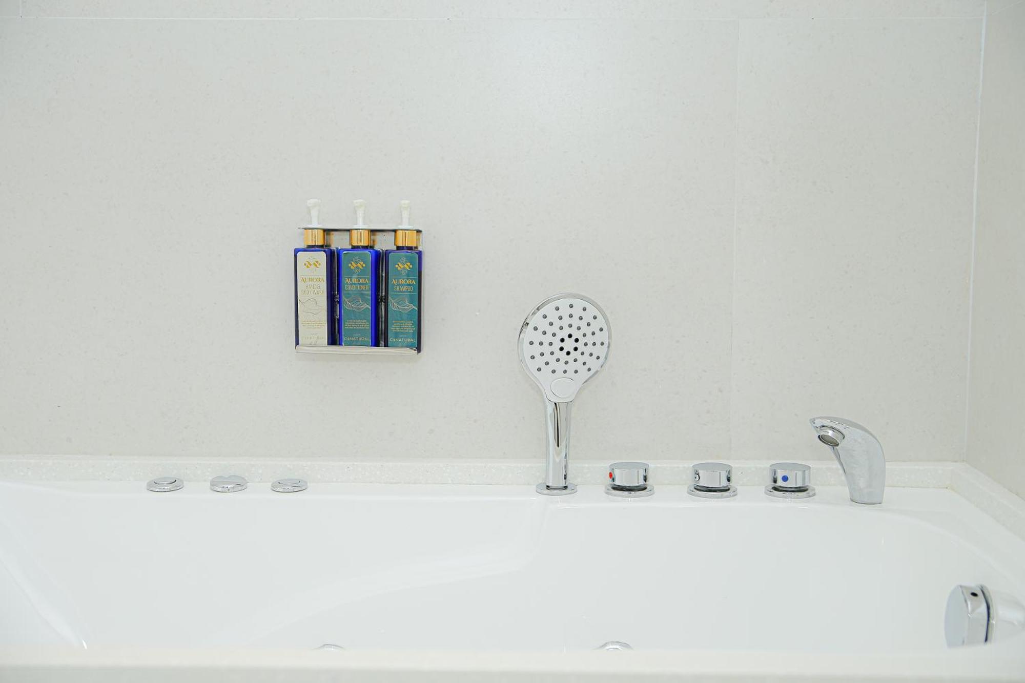 Ambiance Boutique Art Hotel ラホール 部屋 写真 A shower bath