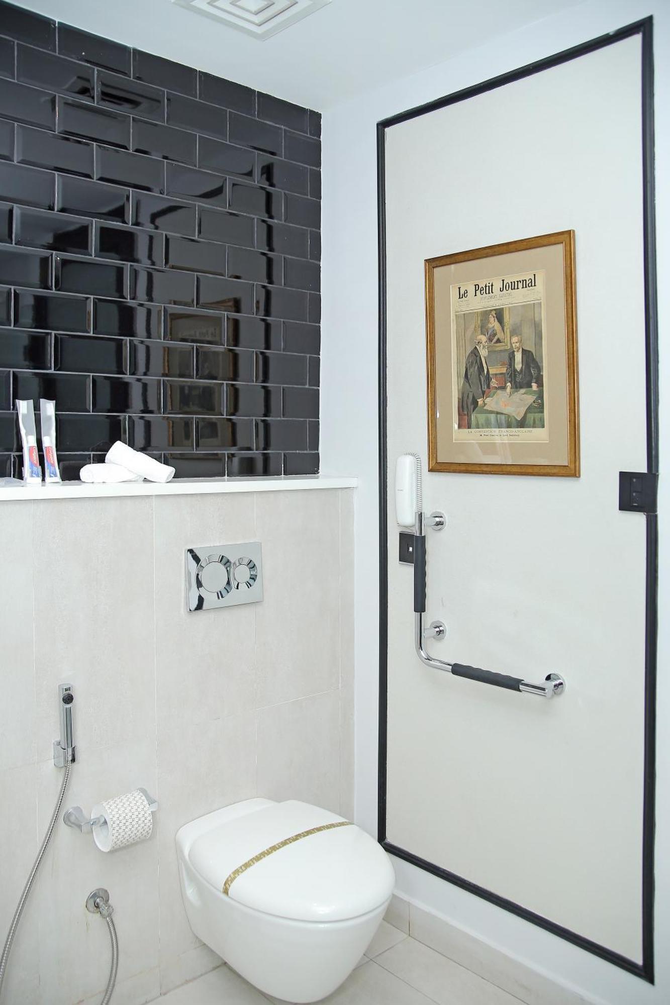 Ambiance Boutique Art Hotel ラホール 部屋 写真 A concealed shower valve